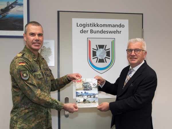 Übergabe der wt-Sonderpublikation „Das Logistikkommando der Bundeswehr“ in Erfurt