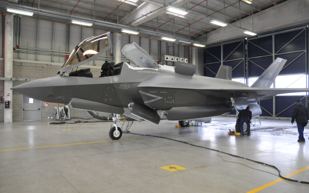 Bundesrätin Amherd besucht den Produktionsstandort der Schweizer F-35A in Italien