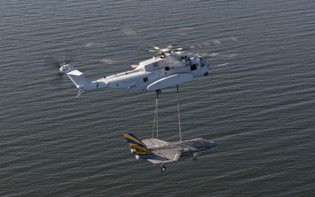 Leistungsfähigkeit eindrucksvoll unterstrichen: Schwerer Transporthubschrauber CH-53K transportiert F-35