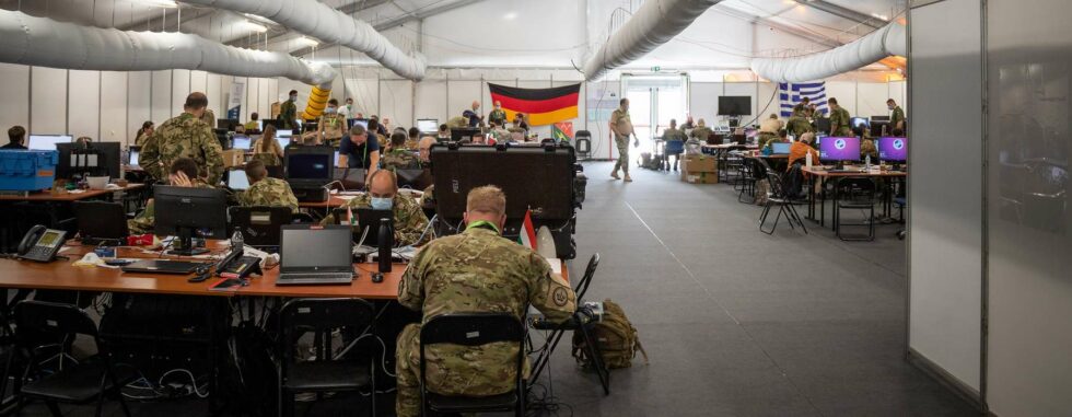 Die Schweizer Armee nimmt regelmässig an der CWIX teil. Sie profitiert dabei einerseits von den durchgeführten Systemtests, aber insbesondere auch vom Austausch mit internationalen Fachexperten im Bereich der Interoperabilität. Diese steht für die nahtlose und effiziente Einsetzbarkeit militärischer Systeme im Verbund, speziell im Bereich des Informationsaustausches. Das betrifft zum einen Technologien und Prozesse und zum andern auch die Personen, welche diese umsetzen. Das trifft bei Führungssystemen wie auch bei Systemen der Cyber-Defence zu. Im Cyber-, elektromagnetischen- und vor allem im Informationsraum können Operationen schnell mehrere Fähigkeiten betreffen, welche von verschiedenen Partnern sichergestellt werden. Es ist zentral, dass dabei der Informationsbedarf und das Informationsangebot koordiniert werden. So kann ein gemeinsames Lagebild koordiniert werden.