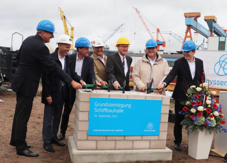 GRUNDSTEIN FÜR SCHIFFBAUHALLE GELEGT