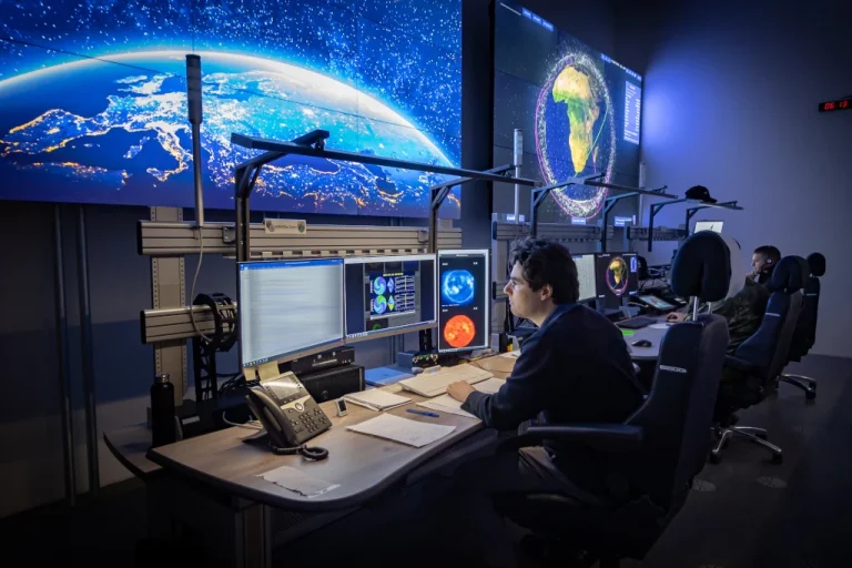 Auf der roda-Videowall im Weltraumlagezentrum der Bundeswehr in Uedem (Niederrhein) laufen alle relevanten Informationen zusammen. (Foto: Bundeswehr/Jennifer Heyn)