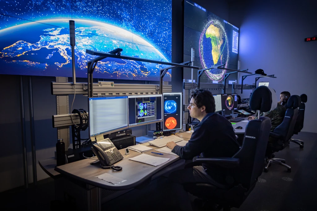 Auf der roda-Videowall im Weltraumlagezentrum der Bundeswehr in Uedem (Niederrhein) laufen alle relevanten Informationen zusammen. (Foto: Bundeswehr/Jennifer Heyn)