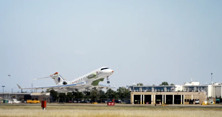 Das für das Programm „Persistent German Airborne Surveillance System“ (PEGASUS) der Bundeswehr modifizierte Flugzeug von Bombardier hebt im Wichita Flight Test Center von Bombardier ab. (Foto: HENSOLDT/Lufthansa Technik Defense/Bombardier Defense)