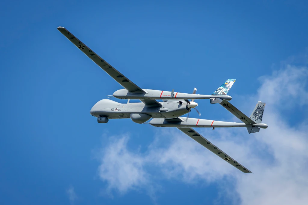 Die aus israelischer Fertigung stammende Großdrohne German Heron TP – hier die erste an die Luftwaffe übergebene Maschine mit Tiger-Sonderfolierung am 27. Mai 2024 – war im Rahmen der Nato-Übung „Tiger Meet 2024“ beim Taktischen Luftwaffengeschwader 51 Immelmann eingesetzt. Ihr offizieller Erstflug im deutschen Luftraum erfolgte am 15. Mai 2024. (Foto: Bundeswehr/Ann-Kathrin Steinbring)