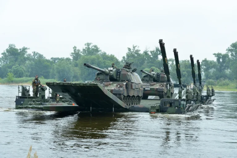 Mit einer Traglast für Rad- und Kettenfahrzeuge (MLC 60 bzw. MLC 70) als Regellast sowie MLC 76 Kette und MLC 100 Rad als Ausnahmelast gewährleistet das amphibische Brücken- und Fährenfahrzeug M3 einen schnellen Übergang über mittlere bis breite Gewässer. Die Aufnahme zeigt die Amphibie M3 des schweren Pionierbataillons 901 beim Übersetzen von zwei Panzerhaubitzen 2000 über die Elbe. (Foto: Bundeswehr/Markus Schulze)