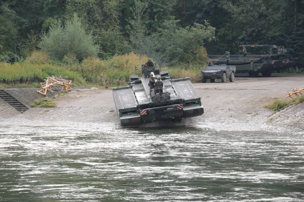 Das amphibische Brücken- und Fährenfahrzeug M3 wird zum schnellen Bau von Schwimmbrücken aneinandergekoppelt und als Fähren einzeln oder gekoppelt eingesetzt, um Rad- und Kettenfahrzeugen den Übergang über mittlere und breite Gewässer zu ermöglichen. (Fotos: Mönch Verlag/André Forkert)