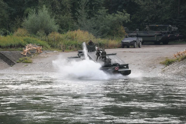 Das amphibische Brücken- und Fährenfahrzeug M3 wird zum schnellen Bau von Schwimmbrücken aneinandergekoppelt und als Fähren einzeln oder gekoppelt eingesetzt, um Rad- und Kettenfahrzeugen den Übergang über mittlere und breite Gewässer zu ermöglichen. (Fotos: Mönch Verlag/André Forkert)