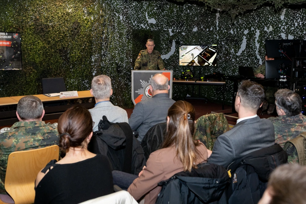 Brigadegeneral Sandro Wiesner spricht zu geladenen Gästen im Rahmen der feierlichen Unterzeichnung der Kooperationsvereinbarung.