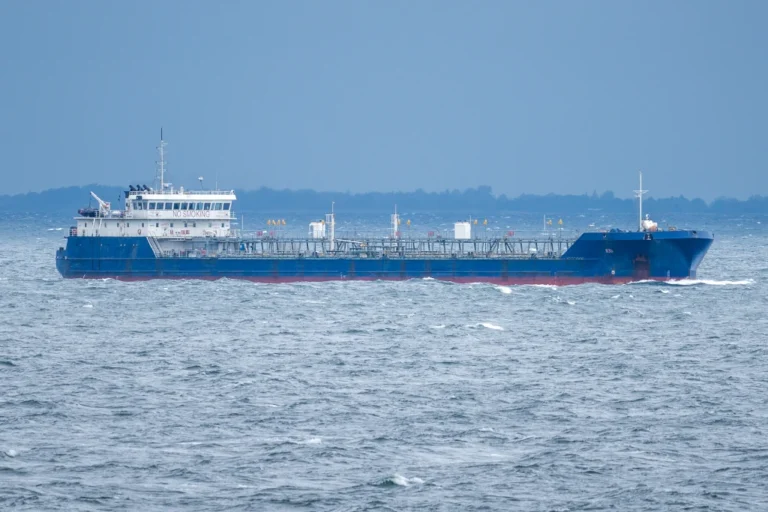 Ende Juni 2024 waren direkt vor der Haustür der Kieler Bucht im Fehmarnbelt erneut ungewöhnliche Bewegungen russischer Staatsschiffe zu beobachten. Am 22. Juni 2024 hat der russische Öltanker (RFS) Yaz den Fehmarnbelt in Richtung St. Petersburg passiert. (Foto: Michael Nitz)