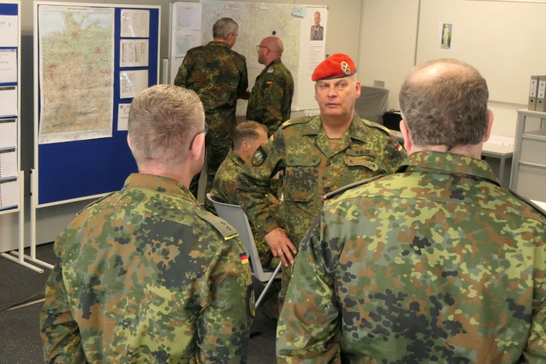 Das Kreisverbindungskommando Düren war eines der vielen Verbindungskommandos, dass Brigadegeneral Hans-Dieter Müller zur Dienstaufsicht besuchte. (Foto: Bundeswehr / Olaf Pieper) - Üben für den Ernstfall