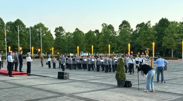 Abschluss mit Fackelschein und Musik: Die feierliche Serenade auf der Hardthöhe würdigte die Verdienste der außer Dienst gestellten Kommandos und setzte einen symbolträchtigen Schlusspunkt unter den historischen Strukturwandel der Bundeswehr. Auf dem Podest stehend (von rechts nach links): Generalmajor Lüth, Generaloberstabsarzt Dr. Hoffmann, Generalinspekteur General Breuer und Generalleutnant Funke. (Foto: Lutz Krieg / Mönchverlag) - Zeitenwende in der Struktur: Mit einem feierlichen Appell beginnt die Ära des Unterstützungskommandos der Bundeswehr
