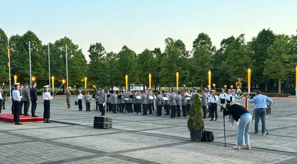 Abschluss mit Fackelschein und Musik: Die feierliche Serenade auf der Hardthöhe würdigte die Verdienste der außer Dienst gestellten Kommandos und setzte einen symbolträchtigen Schlusspunkt unter den historischen Strukturwandel der Bundeswehr. Auf dem Podest stehend (von rechts nach links): Generalmajor Lüth, Generaloberstabsarzt Dr. Hoffmann, Generalinspekteur General Breuer und Generalleutnant Funke. (Foto: Lutz Krieg / Mönchverlag) - Zeitenwende in der Struktur: Mit einem feierlichen Appell beginnt die Ära des Unterstützungskommandos der Bundeswehr