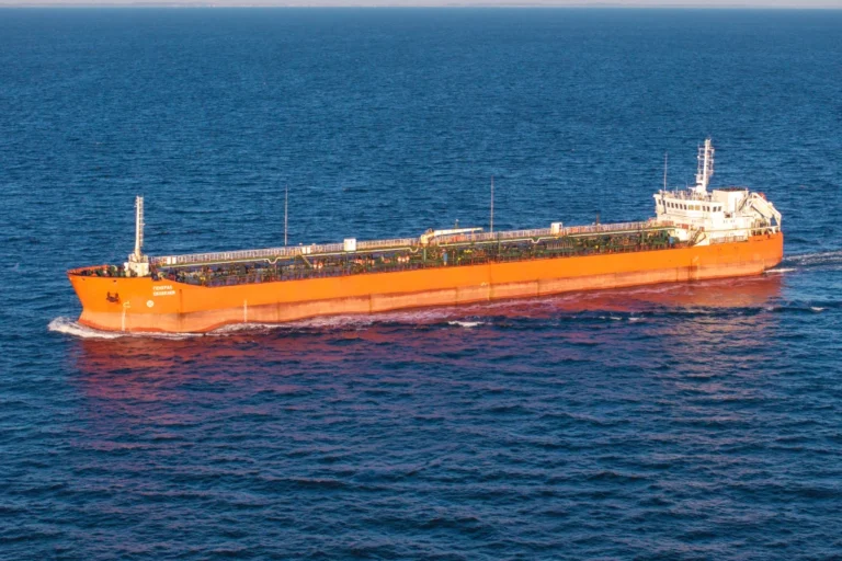 In der westlichen Ostsee Februar 2025: Der im russischen Staatsbesitz befindliche Doppelhüllen-Ölprodukttanker RFS General Skobelev (hier aus dem Mittelmeer zurückkehrend) wurde 2008 in Dienst gestellt. (Foto: Michael Nitz/Naval Press Service)
