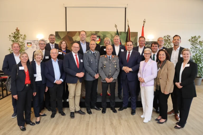 Brigadegeneral Hans-Dieter Müller (Mitte) mit Ministern sowie Landtagsabgeordneten des Landes Nordrhein-Westfalen. Rechts neben dem General: Nathanael Liminski, Minister für Bundes- und Europaangelegenheiten, Internationales sowie Medien und Chef der Staatskanzlei. Links neben dem General: Oberstleutnant René Zander, Vorsitzender des Verbands der Reservisten der Deutschen Bundeswehr Landesverband West e.V. (Foto: Bundeswehr/Olaf Pieper)