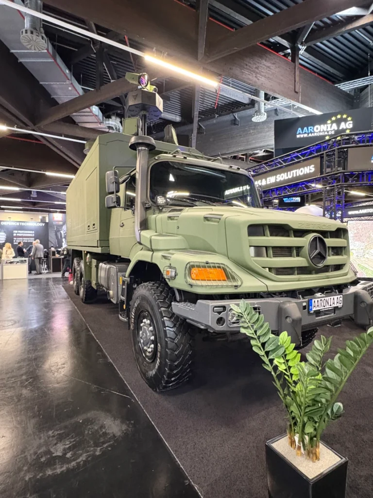 Das AARTOS C-UAS-System von Aaronia auf einem geländegängigen Zetros 6x6 – gezeigt auf der Enforce Tac 2025 in Nürnberg als Beispiel für skalierbare mobile Drohnenabwehrlösungen. (Foto: Mönch Verlag / Lutz Krieg)