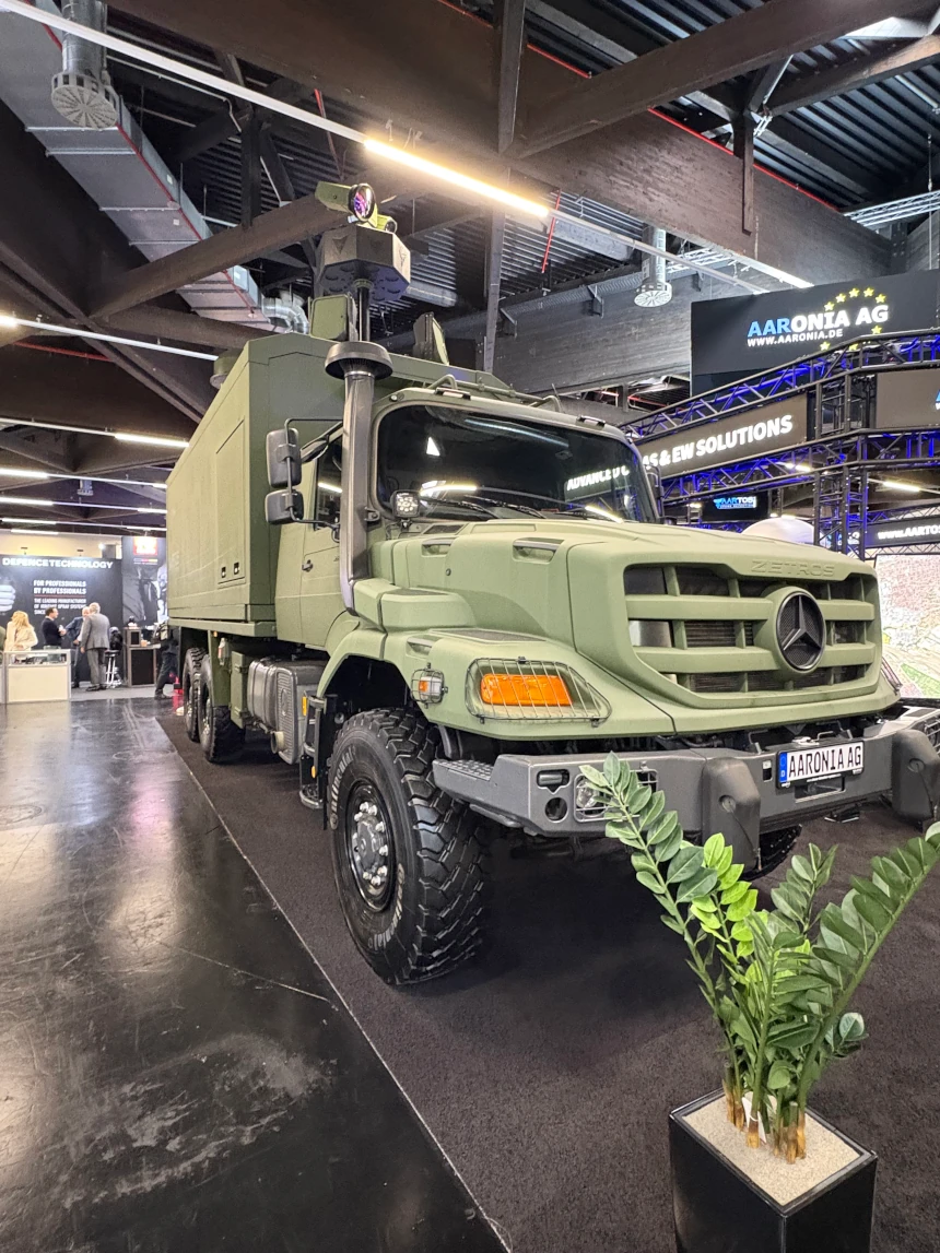 Das AARTOS C-UAS-System von Aaronia auf einem geländegängigen Zetros 6x6 – gezeigt auf der Enforce Tac 2025 in Nürnberg als Beispiel für skalierbare mobile Drohnenabwehrlösungen. (Foto: Mönch Verlag / Lutz Krieg)