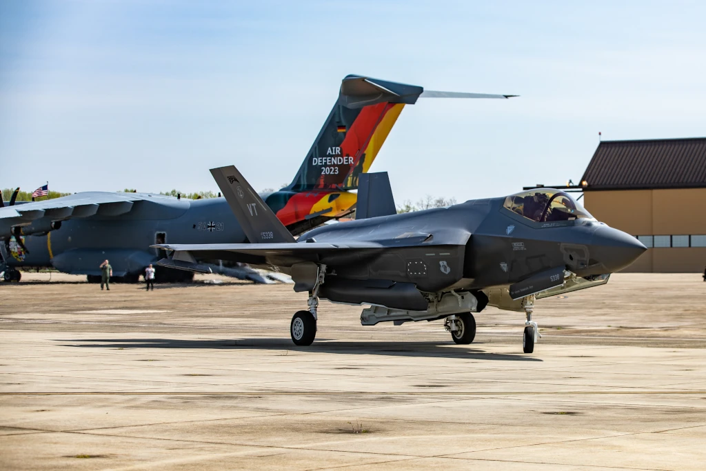 Moderne Kampfflugzeuge wie das von den meisten europäischen Nato-Staaten beschaffte Tarnkappenflugzeug F-35A vereinen viele Fähigkeiten in einem vernetzten „System von Systemen“: integrierte Avionik, offene Architektur, Einsatz in Netzwerken, sichere Kommunikationsverbindungen, Informationsfusion, leistungsstarke Sensoren, vielseitige Waffenzuladung. Foto: Nato