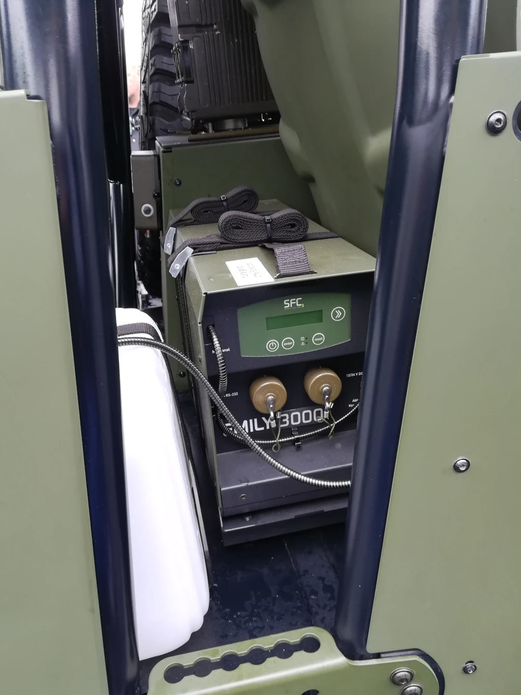 Die Integration der Brennstoffzelle EMILY 3000 verbessert die Einsatzdauer und Energieautonomie von taktischen Fahrzeugen, wie hier ein Multi Role Vehicle (MRV). Foto: Stefan Nitschke