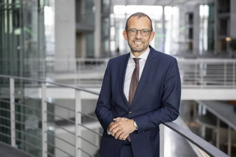 Thomas Röwekamp (CDU) übernimmt den Vorsitz des Verteidigungsausschusses – inmitten geopolitischer Herausforderungen und strategischer Weichenstellungen. Foto: Lorenz Huter / photothek