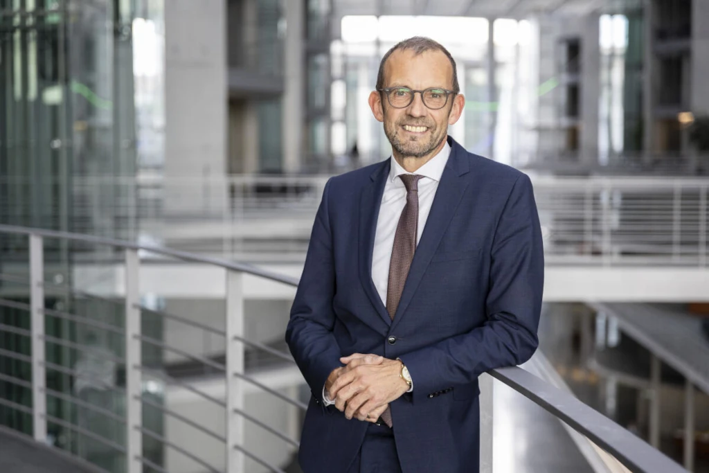 Thomas Röwekamp (CDU) übernimmt den Vorsitz des Verteidigungsausschusses – inmitten geopolitischer Herausforderungen und strategischer Weichenstellungen. Foto: Lorenz Huter / photothek