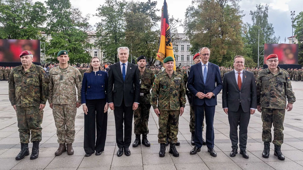 Hochrangige Gäste beim Aufstellungsappell: Inspekteur des Heeres Mais (v.l.), Oberbefehlshaber Vaikšnoras, Ministerin Šakalienė, Staatspräsident Nausėda, Brigadegeneral Huber, Bundeskanzler Merz, Minister Pistorius und Generalinspekteur Breuer (Foto: Bundeswehr/Mario Bähr)