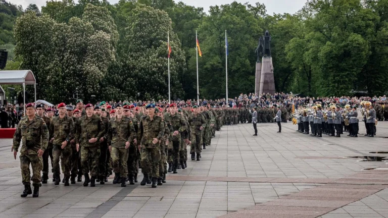 Der Aufstellungsappell wird von vielen Abordnungen begleitet. Insgesamt sind rund 800 Soldatinnen und Soldaten in Vilnius angetreten. (Foto: Bundeswehr/Mario Bähr)