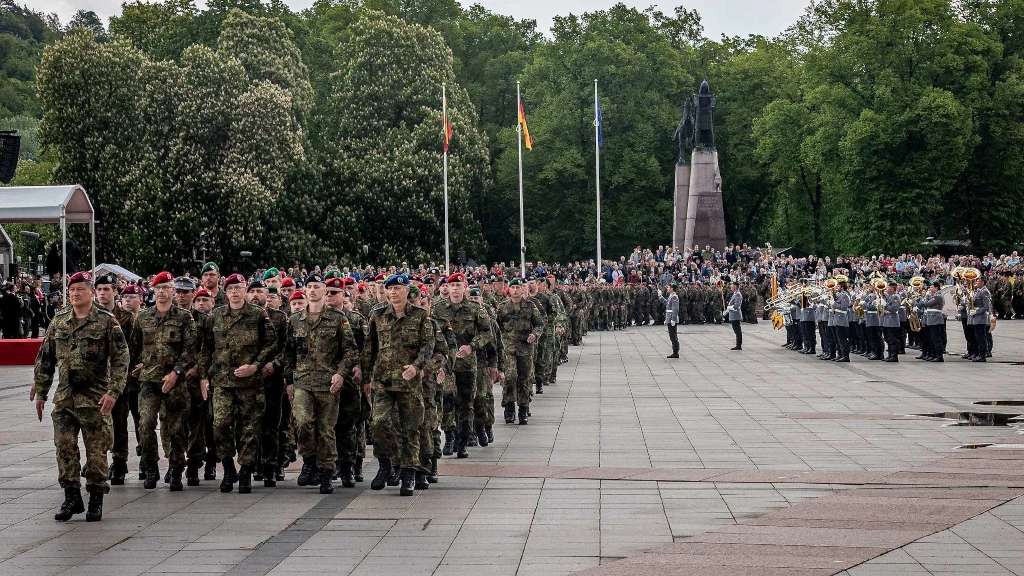 Der Aufstellungsappell wird von vielen Abordnungen begleitet. Insgesamt sind rund 800 Soldatinnen und Soldaten in Vilnius angetreten. (Foto: Bundeswehr/Mario Bähr)