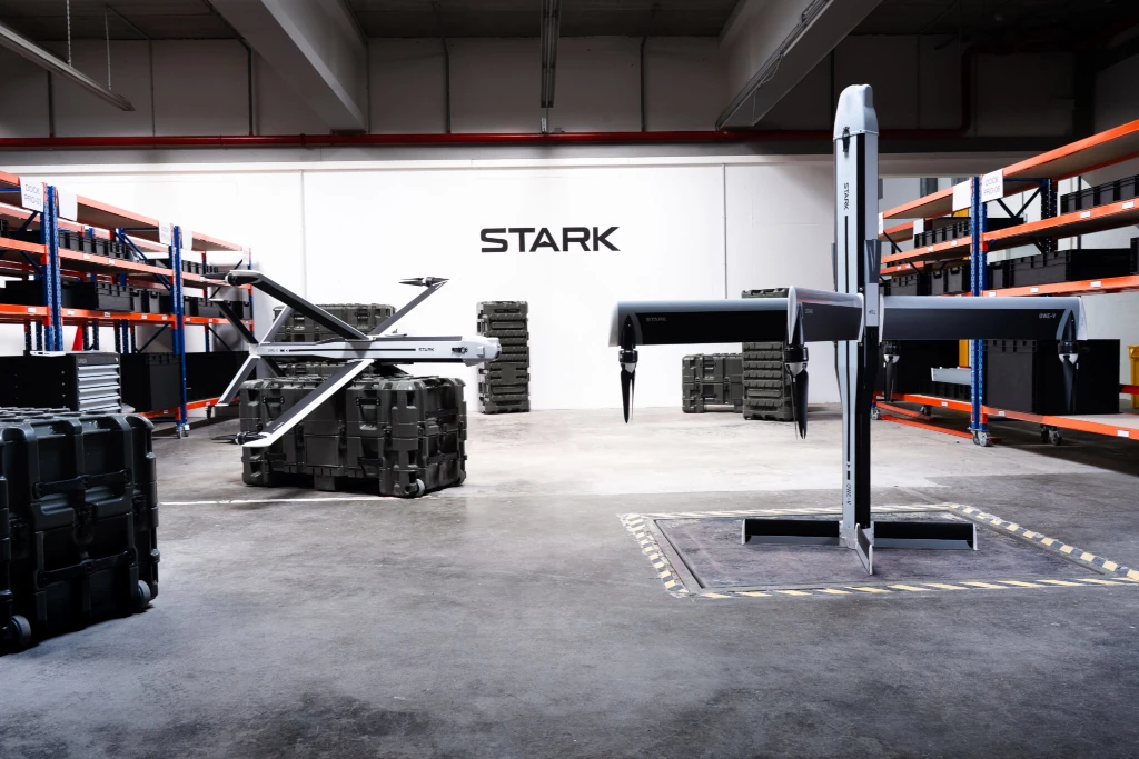 Die neue Strike-Drohne OWE-V ist ein futuristisch anmutender X-Flügler mit einer bis zu 5 kg schweren Nutzlast. Die Reisegeschwindigkeit beträgt rund 120 km/h. (Foto: STARK)