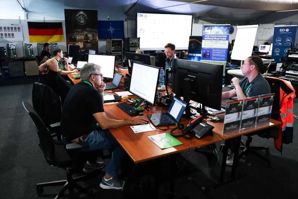 Technisches Rückgrat der Übung: Multinationale Teams testeten bei CWIX 2025 digitale Systeme unter realistischen Bedingungen. (Foto: Allied Command Transformation Public Affairs Office)