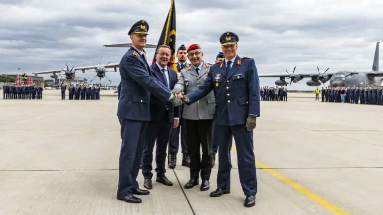 Mit einem feierlichen Appell auf dem Fliegerhorst Wunstorf hat Generalleutnant Holger Neumann am 27. Mai 2025 das Kommando über die Luftwaffe übernommen. Er tritt damit die Nachfolge von Generalleutnant Ingo Gerhartz an, der künftig als Befehlshaber das NATO Allied Joint Forces Command (JFC) im niederländischen Brunssum führen wird – eines der drei strategischen Hauptquartiere der Allianz in Europa.