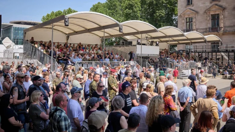 Zuschauermagnet in Berlin war die Haupttribüne: Ob Alt oder Jung, das abwechslungsreiche Programm von verschiedenen Musikern, Podiumsdiskussionen und Interviews, wie auch die Verleihungen von Veteranenabzeichen bot für jeden Geschmack etwas. (Foto: Deutscher Bundestag/Marc Beckmann)