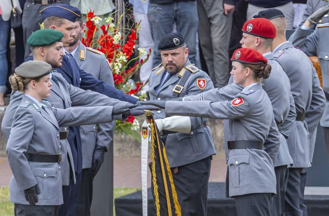 Die Rekrutenabordnung: Sechs Rekrutinnen und Rekruten gelobten stellvertretend für Kameradinnen und Kameraden der Verbände an der Truppenfahne. Unter ihnen ist auch Panzergrenadier (Offizieranwärter) Dimitri A. (grünes Barrett) Foto: Bundeswehr/Ingo Tesche