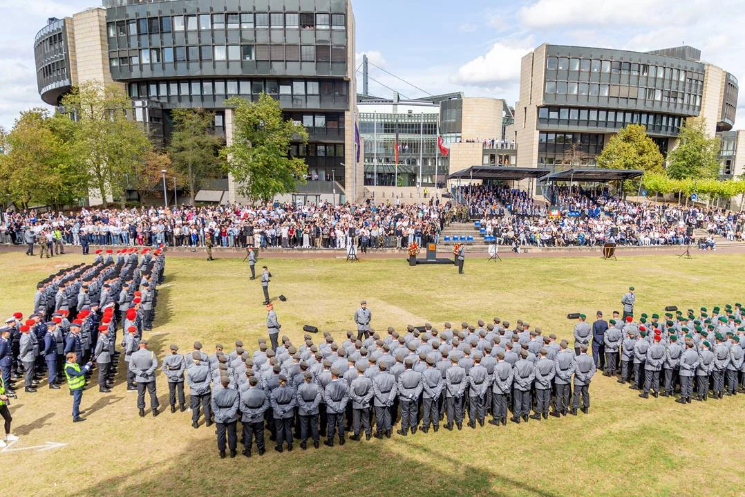Historische Veranstaltung: Zum ersten Mal gelobten rund 420 Rekrutinnen und Rekruten vor dem Landtag Nordrhein-Westfalen. Ein Beschluss des Parlaments im Jahr 2022. Bundeswehr/Ingo Tesche