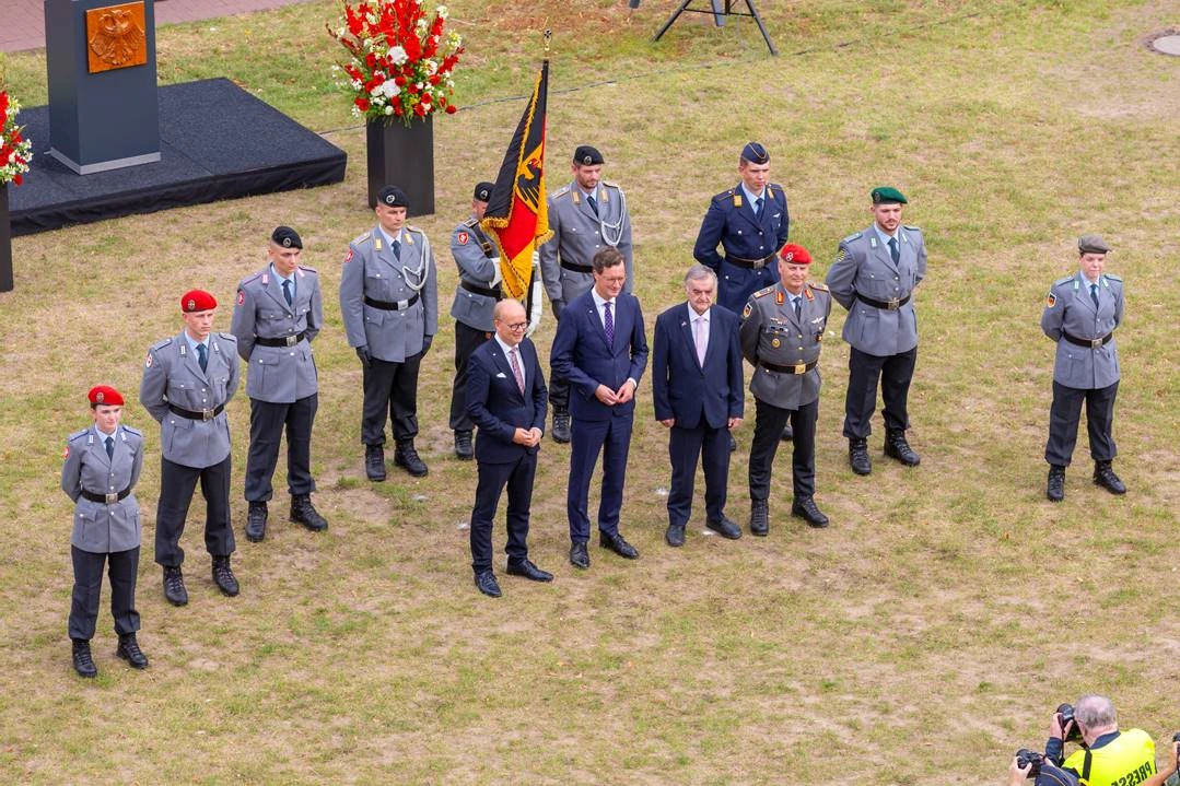 Politische Prominenz: Landtagspräsident André Kuper, Ministerpräsident Hendrik Wüst und Innenminister Herbert Reul (1. Reihe v. r.) hielten die Begrüßungsrede. Brigadegeneral Hans-Dieter Müller (3. v.l.), Kommandeur des Landeskommandos NRW, sprach die Gelöbnisrede. Bundeswehr/Andreas Metka