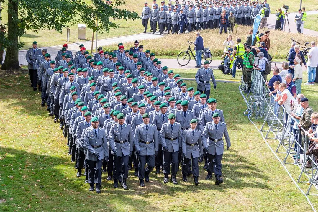Einmarsch: Nach dem Ehrenzug mit der Ehrenformation des Aufklärungsbataillons 7 und des Luftwaffenmusikkorps Münster marschierten die Rekrutinnen und Rekruten auf die Landtagswiese. Bundeswehr/Ingo Tesche
