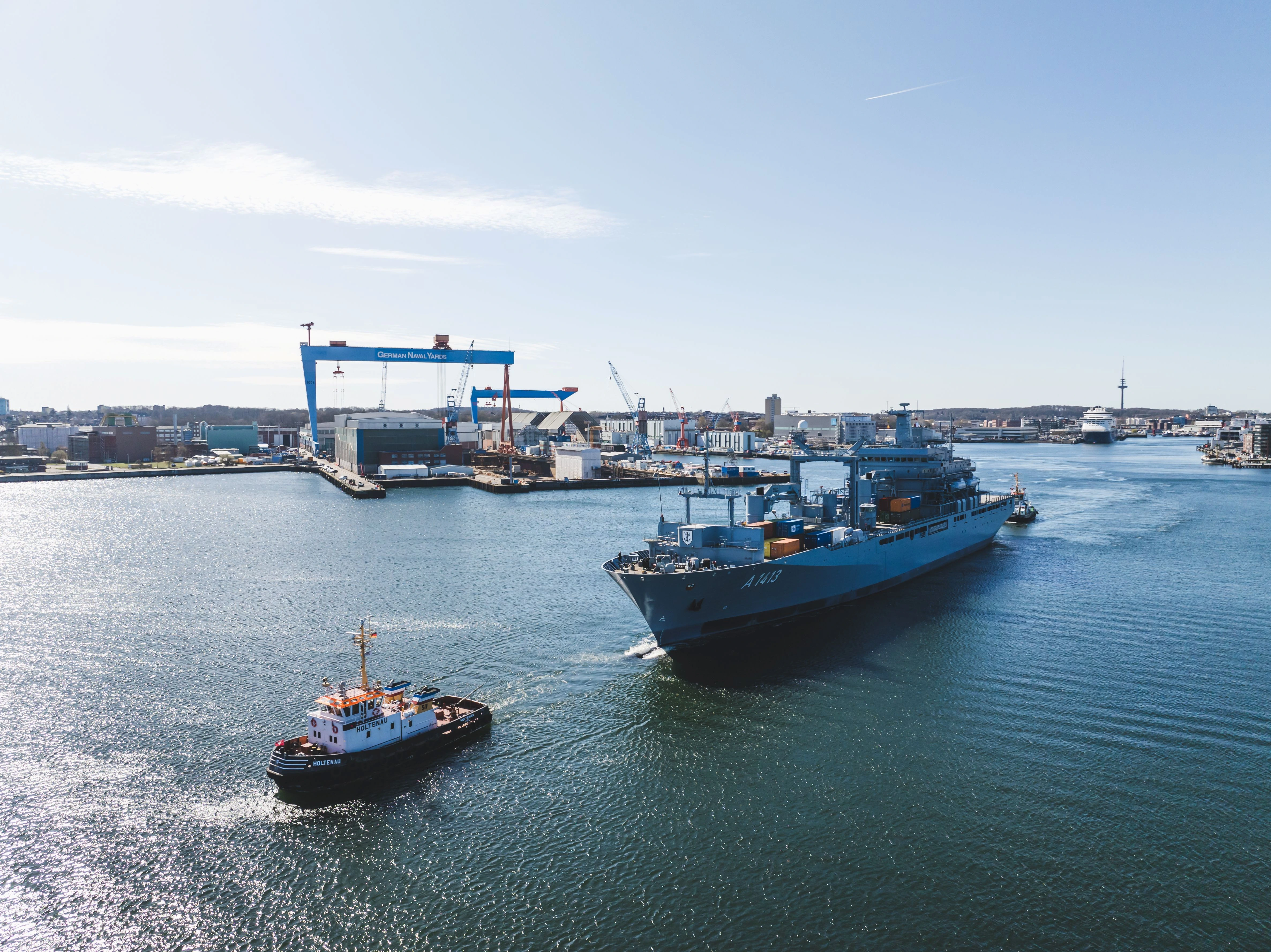 Es geht auch anders: Die Werft German Naval Yards in Kiel hat unlängst die Hauptinstandsetzungsarbeiten beim dritten Einsatzgruppenversorger (EGV) BONN (A 1413) mit der termingerechten Ablieferung der Einheit am 7. April 2025 erfolgreich zum Abschluss gebracht. Foto: German Naval Yards