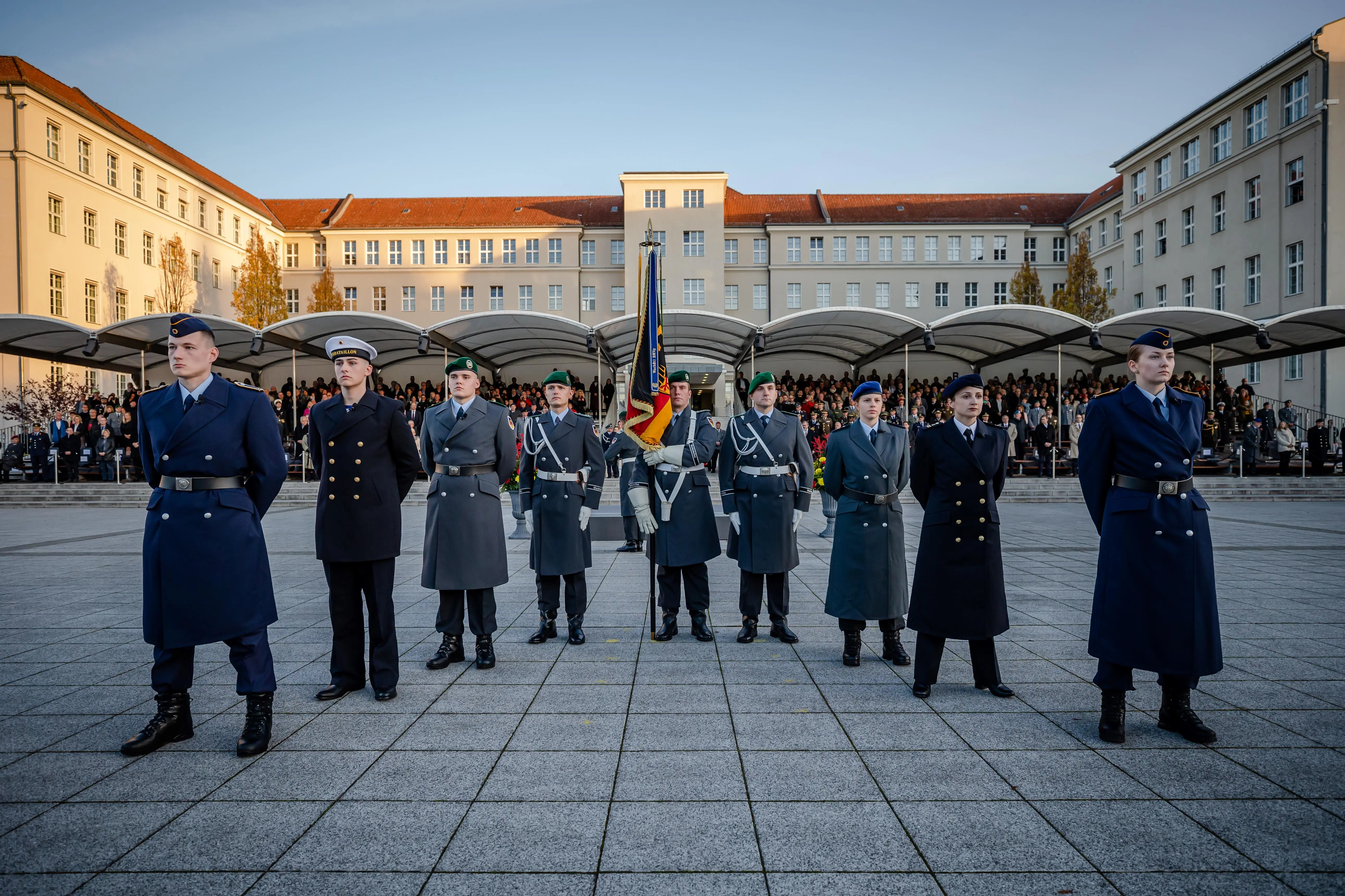 Die gesellschaftspolitische Debatte über Wehrdienst, Wehrerfassung und Wehrpflicht hat gerade erst begonnen. Es ist sicher ratsam, wenn man sich schon jetzt auf diese nicht ganz leichte Diskussion gut vorbereitet. Die Aufnahme zeigt ein feierliches Gelöbnis in Berlin. Foto: Bundeswehr/Jana Neumann