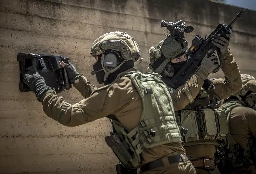 XAVER™ 400 stellt als Wände durchdringendes Radar taktischen Einsatzkräften und Rettungsmannschaften Informationen in Echtzeit über Objekte, Personen und deren Bewegungen bereit. Fotos: Camero-Tech