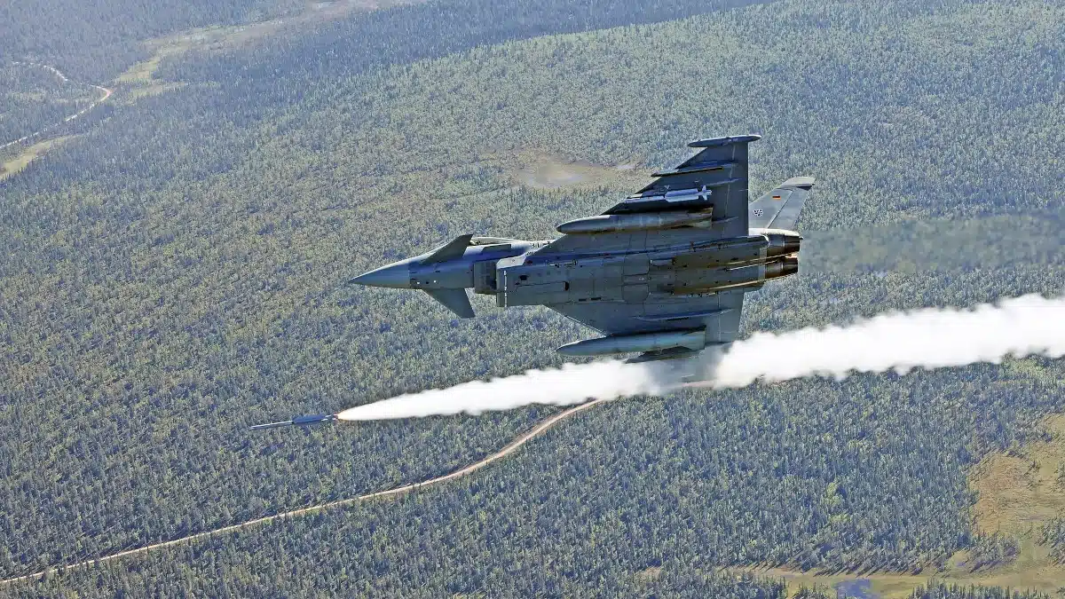 Präzisionsbewaffnung - Für die Wirkung auf kurze Distanz wurde bei der Deutschen Luftwaffe in den 2000er Jahren der Luft/Luft-Flugkörper IRIS-T eingeführt – der mit einer Schubvektorsteuerung ausgestattete Kurzstrecken-Lenkflugkörper kommt am Waffensystem Eurofighter zur Bekämpfung gegnerischer Kampfflugzeuge zum Einsatz. Foto: Bundeswehr/Stefan Petersen